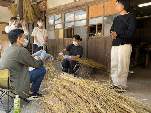 藁を使ったもの作りに取り組む協力隊も