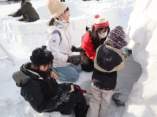 イグルーづくり(冬のアクティビティ)