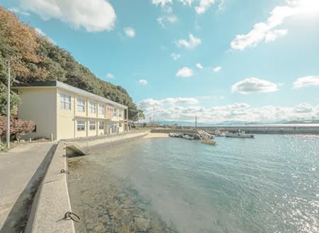 松島の港に立地する芸術・文化の拠点「旧松島分校」