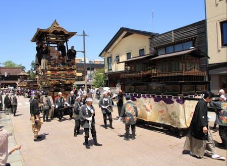 ユネスコ無形文化遺産登録された城端曳山祭など様々な文化が地域内にあります