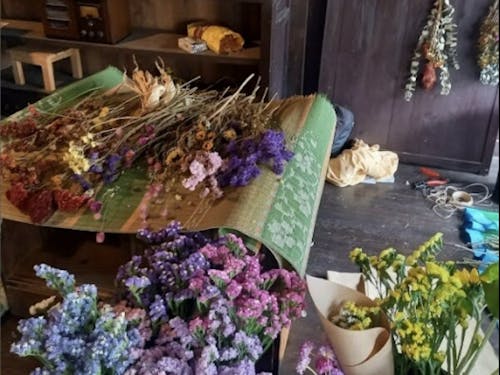 野村さんが手がけたドライフラワーを使って、おしゃれなスワッグを作りましょう!!