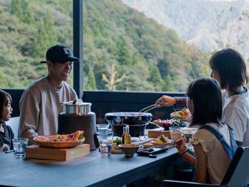 見晴らし満点のテラスでは厳選した国産牛BBQと地元食材を使用したおばんざいを味わっていただくことができます
