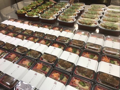 名物お弁当(油淋鶏弁当が名物)