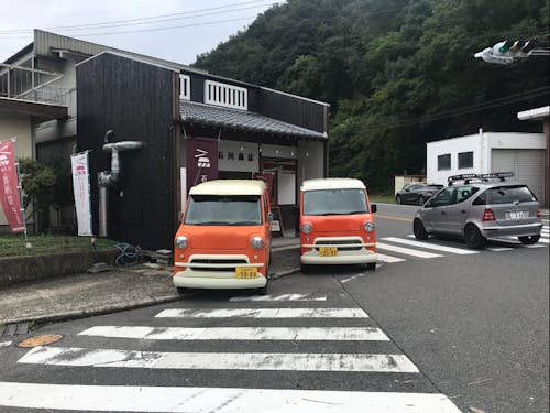 オレンジがトレードマークの配達用車両