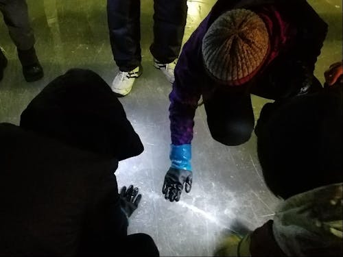 ひび割れを埋める作業も手作業で