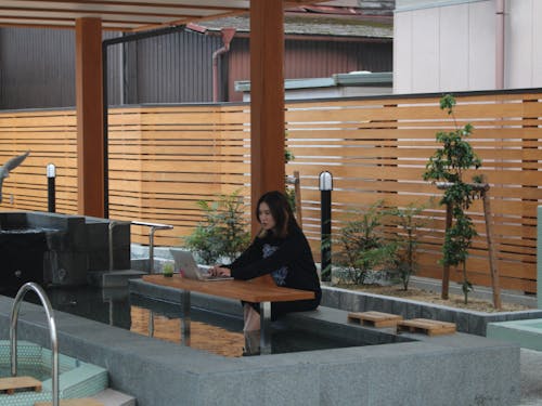 足湯に浸かりながら、お仕事もできちゃう!?