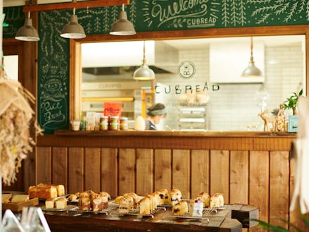 オリジナル米粉パン「CUBREAD」の店舗はOrganic Cafe M２に併設されています。