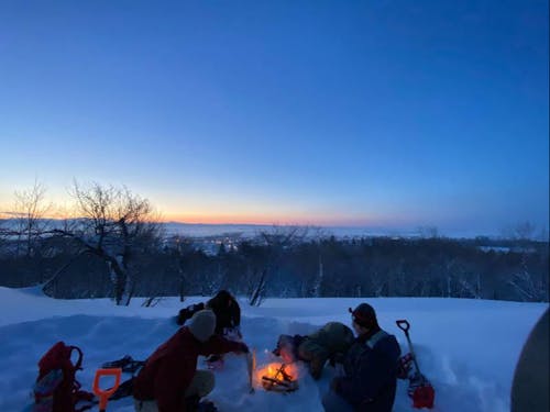 真っ暗の早朝に裏山に登り、焚火と朝陽とコーヒーを楽しむ