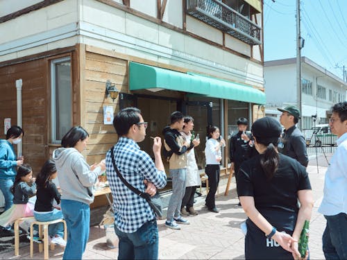 JR東日本と連携した中込駅「TonaRide」のDIYの様子