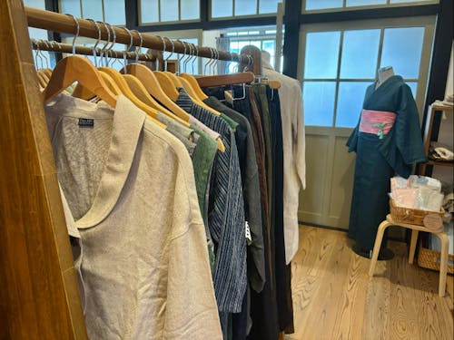 上質な広幅の麻生地を使ったオリジナルの洋服