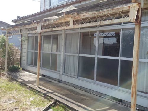 テラスの鉄骨と屋根を補修し、ウッドデッキを新設予定