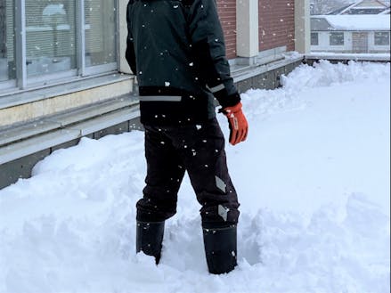役場庁舎のロビー上もあっという間に雪でいっぱいになります