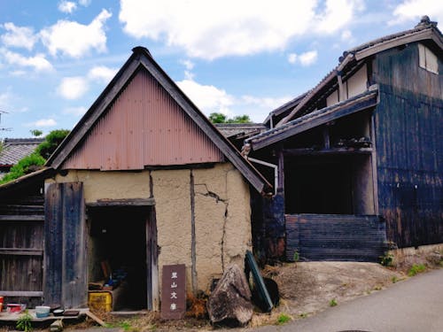 三角屋根の小さな小屋。ここでは無人蚤の市をやってます。