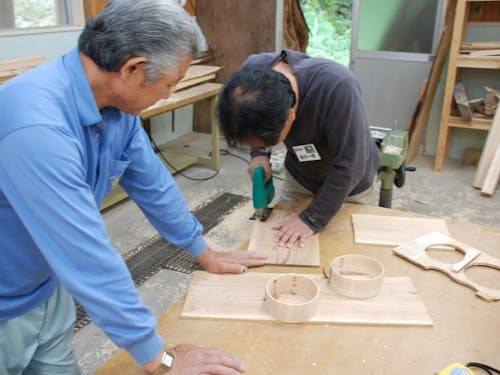 めんぱ(木工の弁当箱)をつくる様子