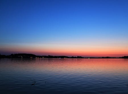 柴山潟は日に何度も、空の色に染まることから「彩湖」と呼ばれる