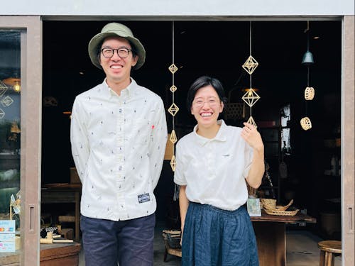 阿武町地域おこし協力隊OGの中村夫妻が営む・暮らしの荒物屋で鍋敷き作りを体験します