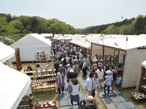 「笠間の陶炎祭」は、約200人の窯元や陶芸家たちが一堂に集合して、作品を直接販売する一大陶器市です。