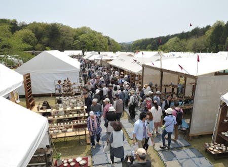 「笠間の陶炎祭」は、約200人の窯元や陶芸家たちが一堂に集合して、作品を直接販売する一大陶器市です。