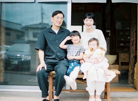 桐生市に家族で移住し、2022年に「さくげつ」（野菜、洋服、器のセレクトショップ）をオープンした田口さんファミリー
