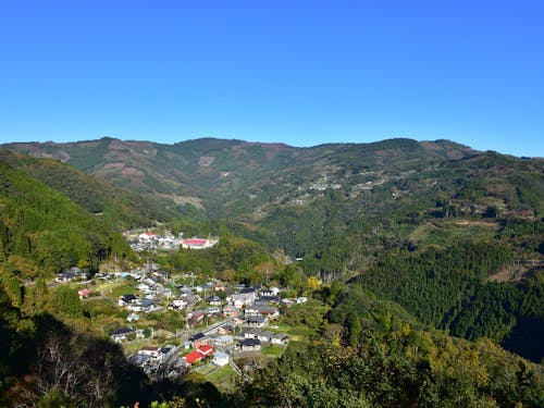 山々に囲まれた集落