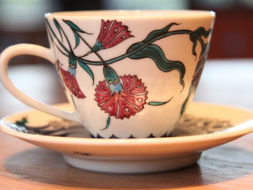 うねりのあるリズミカルな絵を描く九谷焼作家さんの作品