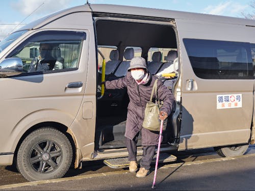 福祉バスを利用する高齢者