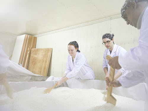 麹室での作業の様子