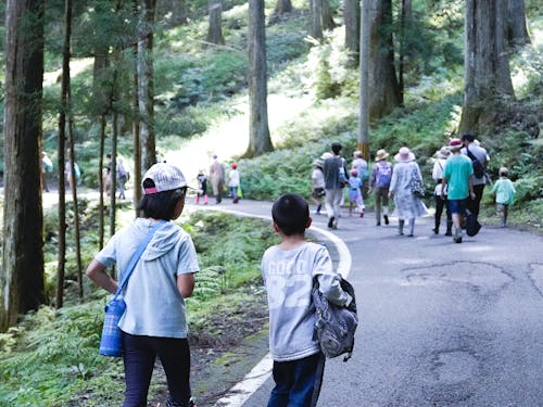 村に住んでいる方が定期的にワークショップやみんなで遊ぶ時間を企画しています。過去には夏は川遊び、秋は芋掘り、冬は味噌づくりなど世代を超えて楽しめるイベントがありますよ