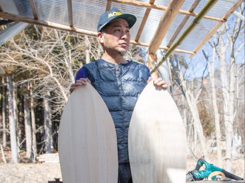 広葉樹を使って雪板を作る人たちもいます