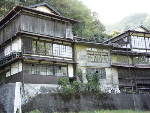 昔は画一化されたものがなく、自然のものを巧みに組み合わせて建物などを作っていました。川上村は急斜面な土地であるがゆえに「吉野建て」と言われる建築方法で家が建てられている住宅もあります。一つひとつ家が違い、大変趣深いのですが、年々取り壊されたりしています…