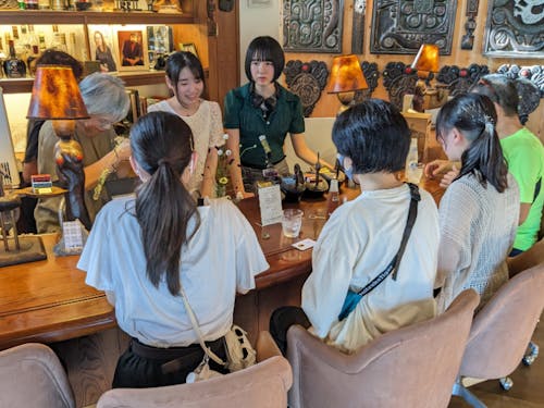 村立高校卒業生と在校生の交流の一場面