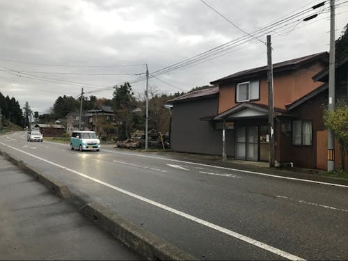 矢田屋の前を通る県道は交通量が多く、旗を出すだけで集客が望める