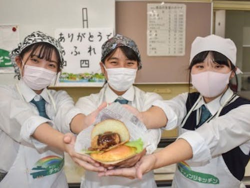 生徒が発案した「海星バーガー」は、「第10回うまいもん甲子園」で準優勝に輝きました。