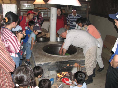 エコツアーでの釜茶づくり