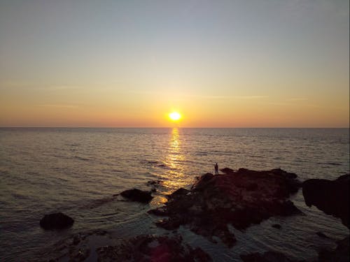 海に沈む夕日を眺めながらウクレレ弾いたり…