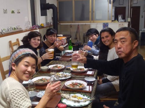 ゲストハウスの夕食の風景。島の人もご招待