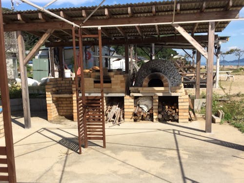 外にもピザ窯があります。