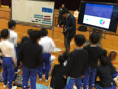 小学校に大学教授を招き本格的なロボット制御に挑戦!