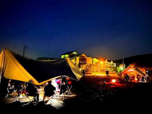 夜の焚火はより深くお互いの価値観に触れられる大切な時間