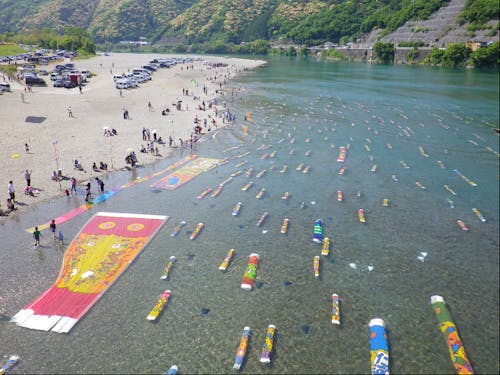 週末ごとに透き通る川で遊べる暮らしも!