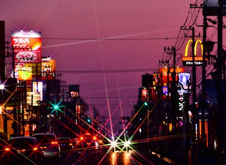 国道沿いに大型チェーン店等が立ち並ぶ市街地