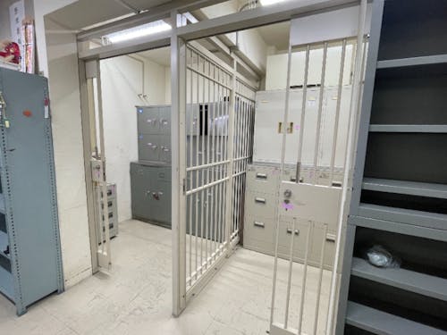 気分は怪盗!金庫の中はワクワクします!