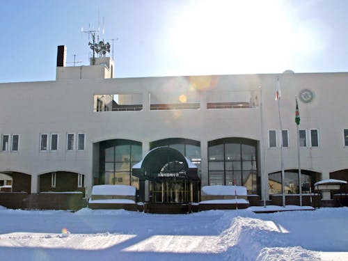 町の自治を担う役場。外部目線での人材を求めています