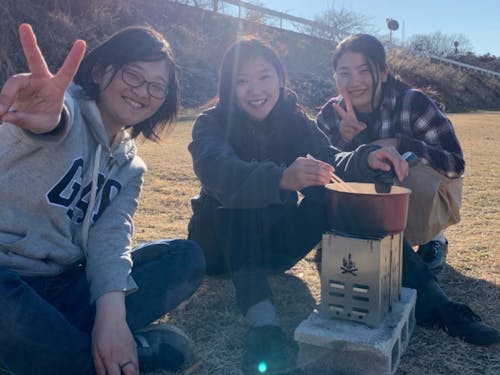 1月6日　焚き火de遊ぼ！ミネストローネを調理する３人！これ、めっちゃ美味いよ！