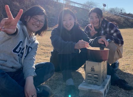 1月6日 焚き火de遊ぼ!ミネストローネを調理する3人!これ、めっちゃ美味いよ!