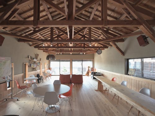 納屋をリノベーションした空間が、数時間限定のパン屋さんに。