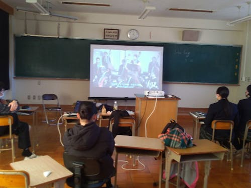 スタッフ企画の映画を見ながらの英語の講座