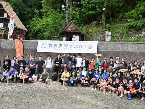 地元の高校生も参加し、大学生、ファミリー、仲良しグループなど色々な世代の方と交流。