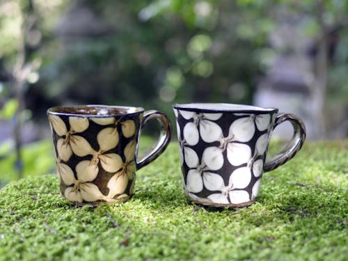 三股町の豊かな自然が育む良質な水と土から生まれる陶器の数々。県道33号線沿いは複数の陶芸家が工房を構え、いつしか『アトリエロード』と呼ばれるようになりました。