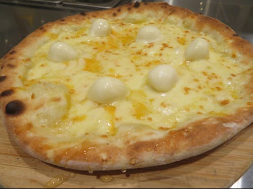 本格的な釜で焼き上げたピザです。※当日は写真と異なる種類のピザが出ることがあります。